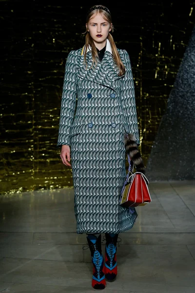 Look 18